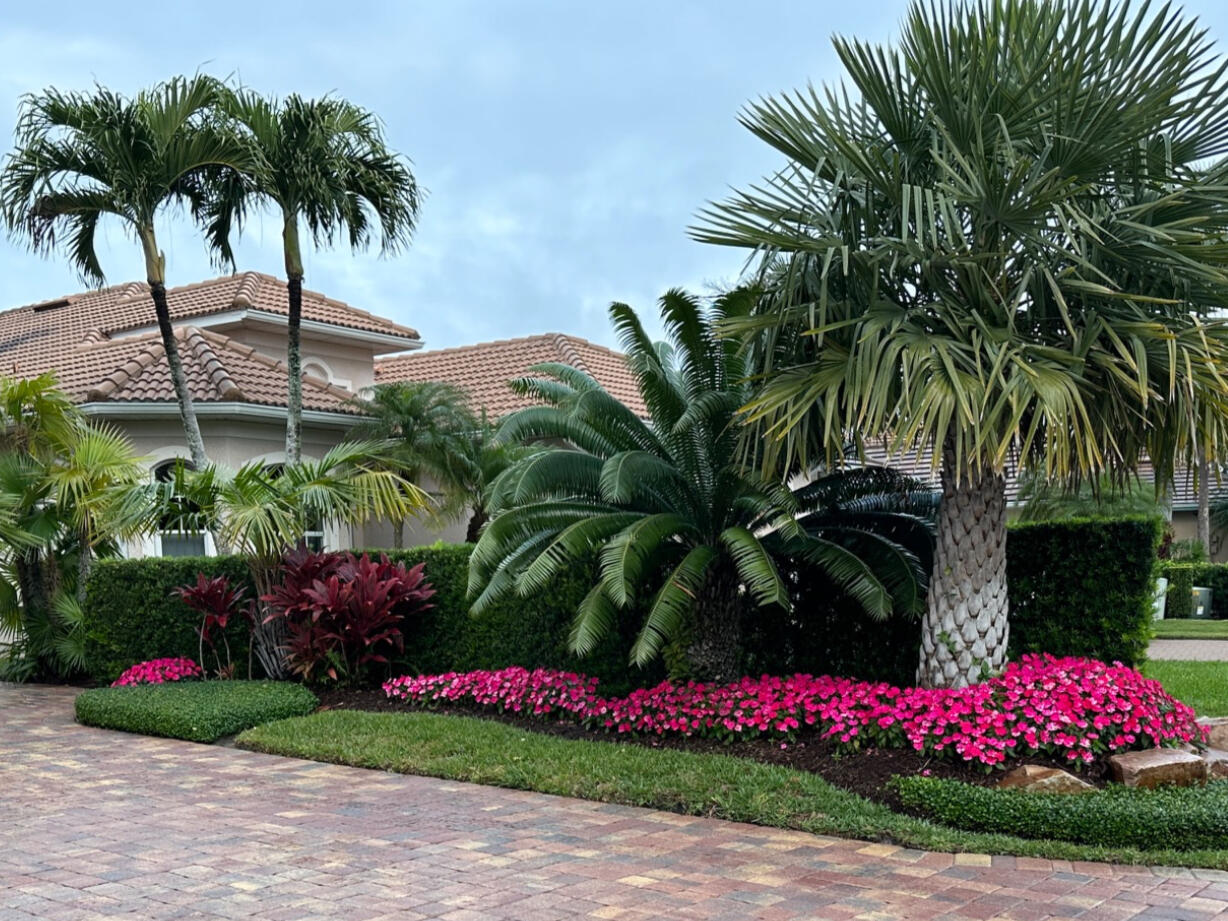 REFINED TROPICAL Lush, layered landscapes with a polished South Florida sensibility.